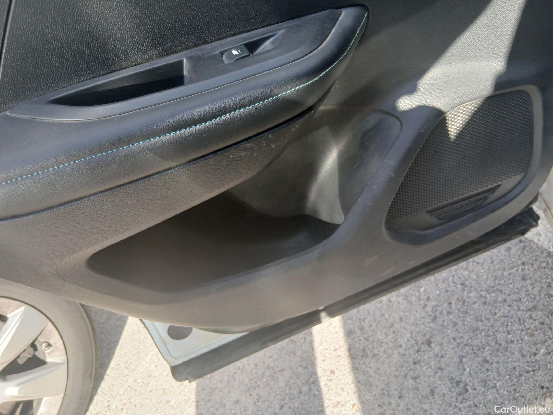  Peugeot  2008 PEUGEOT  / 2019 / 5P / todoterreno Allure Pack BlueHDI 81kW (110CV) (AC) #8