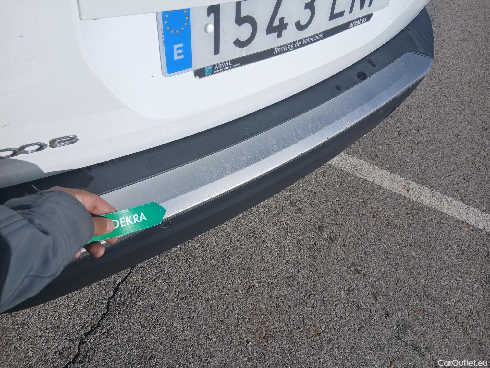  Peugeot  2008 PEUGEOT  / 2019 / 5P / todoterreno Allure Pack BlueHDI 81kW (110CV) (AC) #24