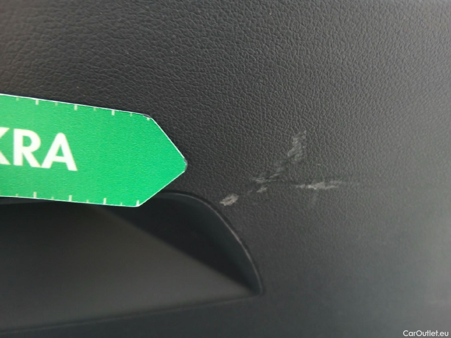  Bmw  Serie 1 BMW  / 2019 / 5P / berlina con portón 118i #26