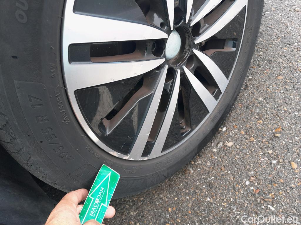  Mercedes  A-Klasse MERCEDES-BENZ Clase A / 2018 / 5P / berlina con portón A 250 e #8