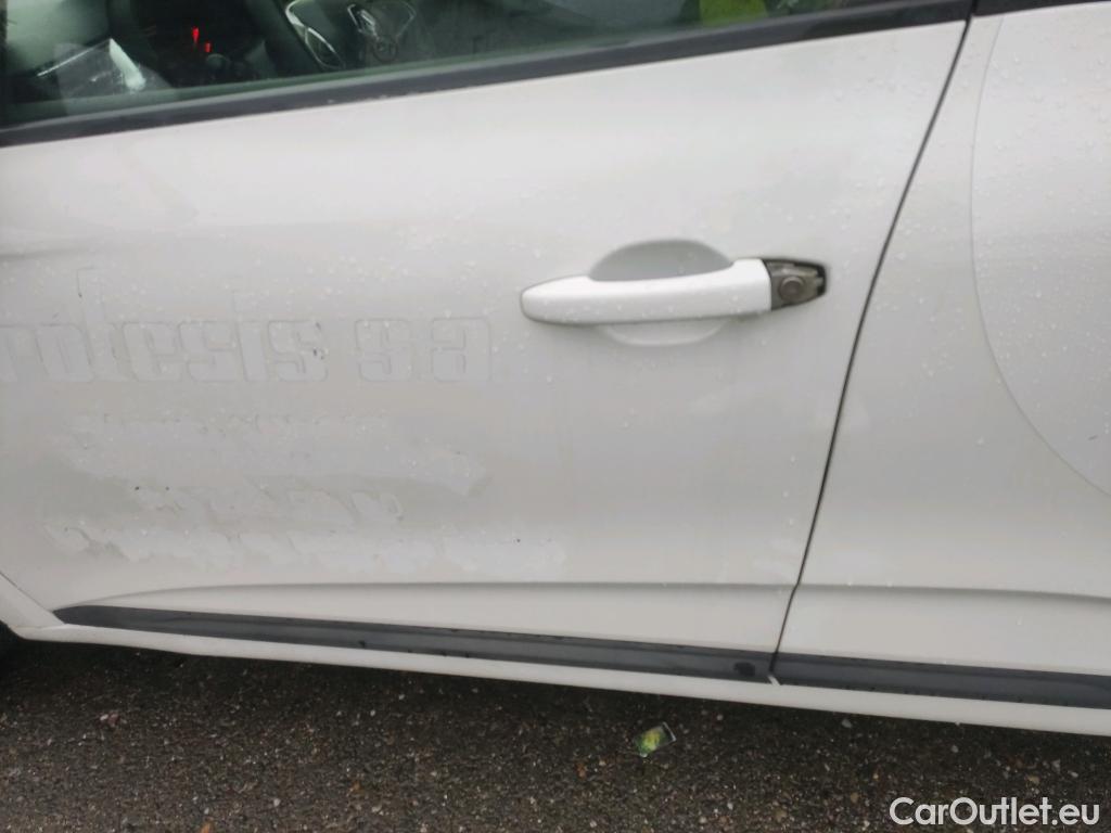  Renault  Clio RENAULT  / 2019 / 5P / berlina con portón Equilibre Blue dCi 74kW (100CV) #25