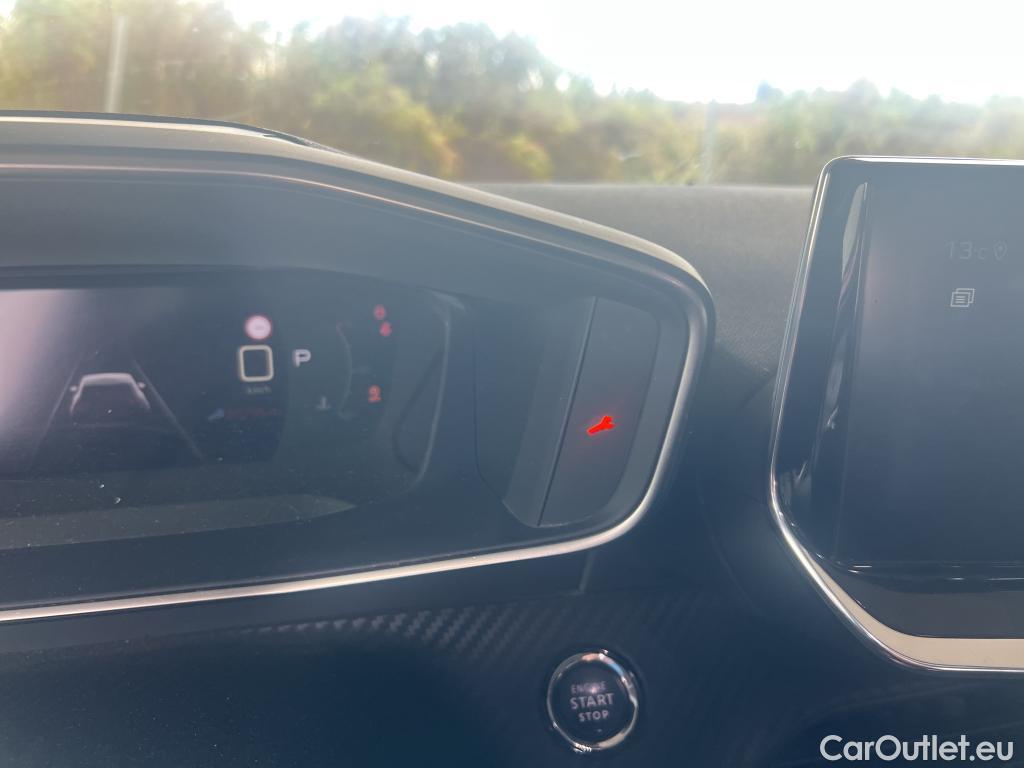  Peugeot  2008 PEUGEOT  / 2019 / 5P / todoterreno Allure Pack Puretech 130 S&S EAT8 (AC) #24