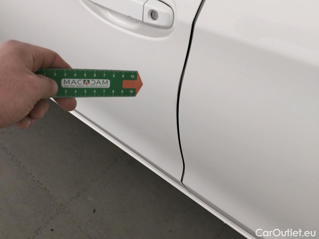  Toyota  Yaris TOYOTA  / 2017 / 5P / berlina con portón 1.5 100H Active #2