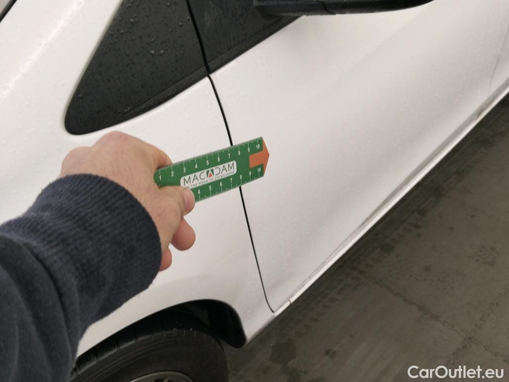  Toyota  Yaris TOYOTA  / 2017 / 5P / berlina con portón 1.5 100H Active #3