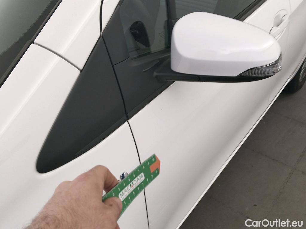  Toyota  Yaris TOYOTA  / 2017 / 5P / berlina con portón 1.5 100H Active #3