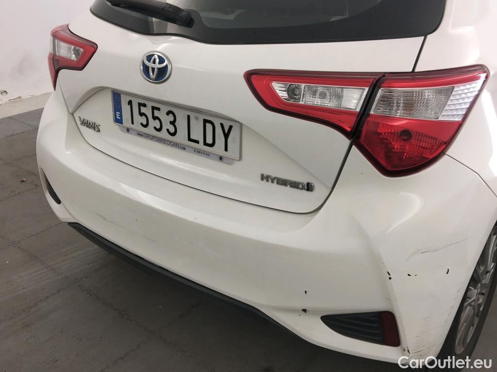  Toyota  Yaris TOYOTA  / 2017 / 5P / berlina con portón 1.5 100H Active #13