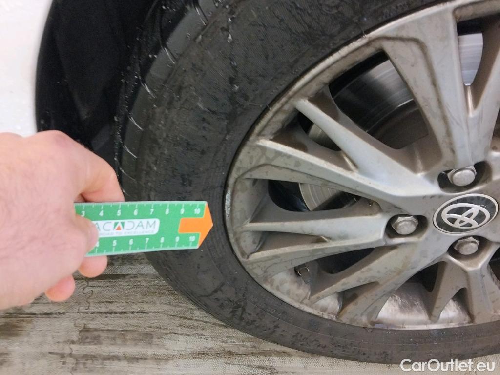  Toyota  Yaris TOYOTA  / 2017 / 5P / berlina con portón 1.5 100H Active #12