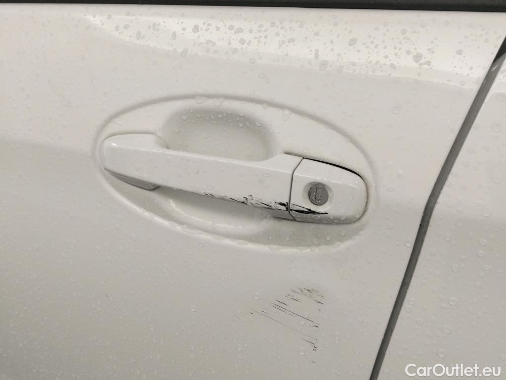  Toyota  Yaris TOYOTA  / 2017 / 5P / berlina con portón 1.5 100H Active #7