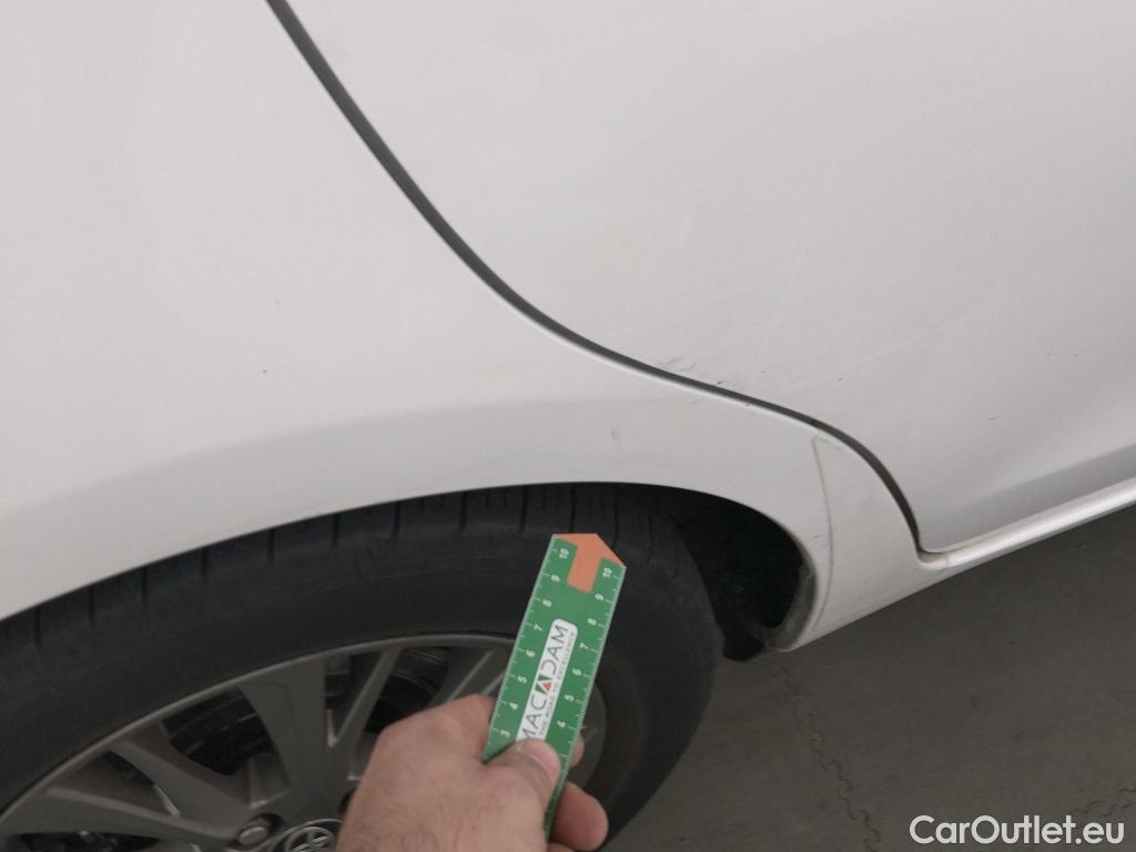  Toyota  Yaris TOYOTA  / 2017 / 5P / berlina con portón 1.5 100H Active #8