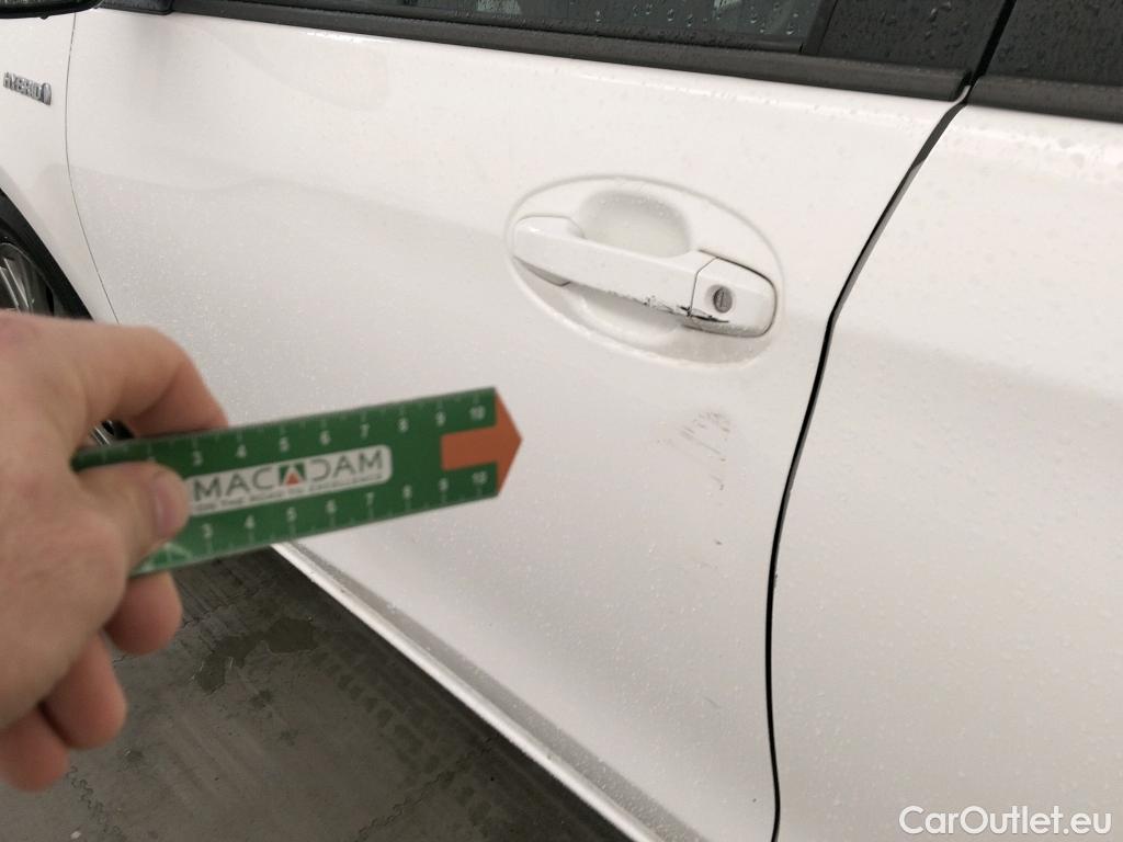  Toyota  Yaris TOYOTA  / 2017 / 5P / berlina con portón 1.5 100H Active #2