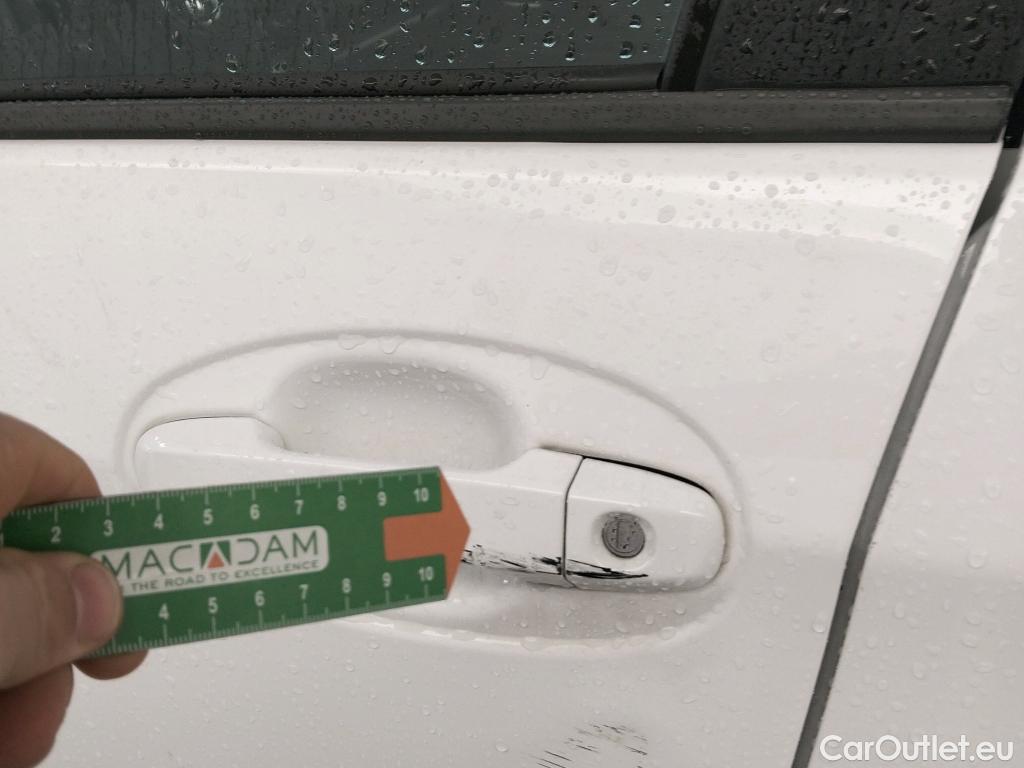  Toyota  Yaris TOYOTA  / 2017 / 5P / berlina con portón 1.5 100H Active #8