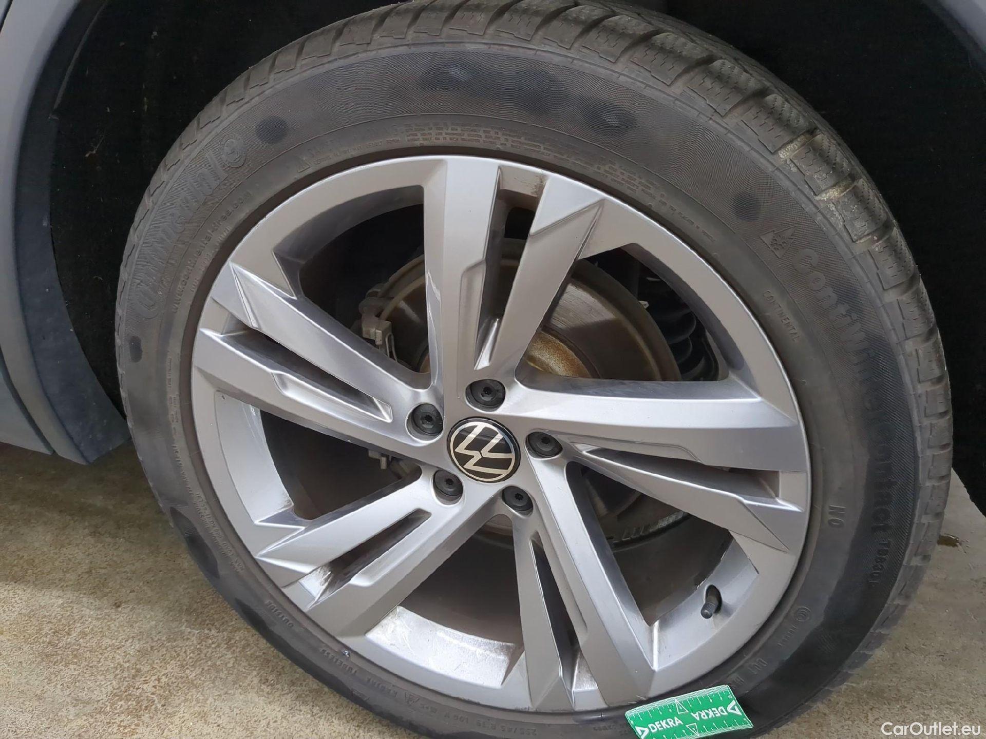  Volkswagen  Tiguan VOLKSWAGEN  / 2020 / 5P / SUV 2.0 TDI 150 DSG7 R-Line #13