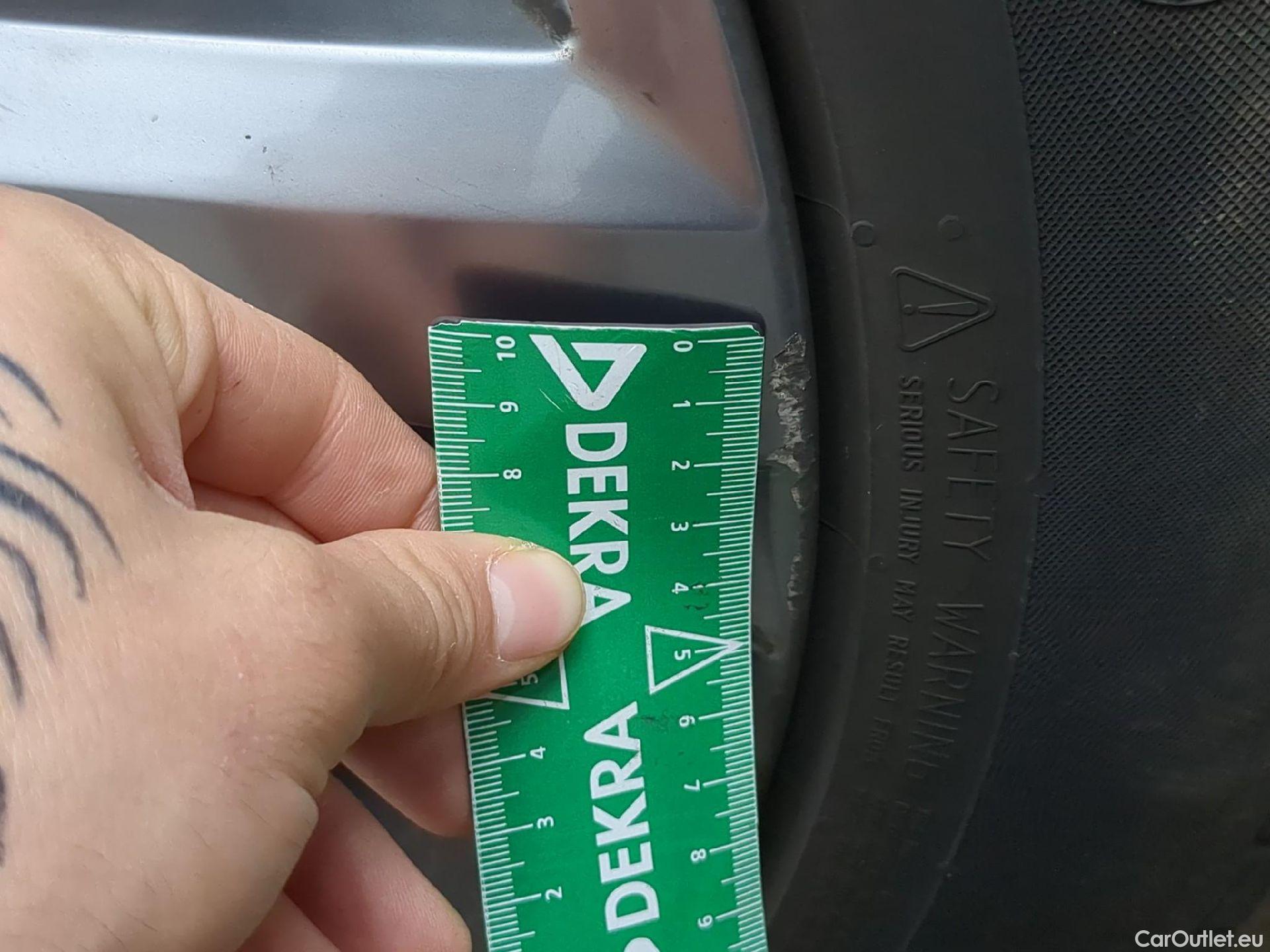  Volkswagen  Tiguan VOLKSWAGEN  / 2020 / 5P / SUV 2.0 TDI 150 DSG7 R-Line #3