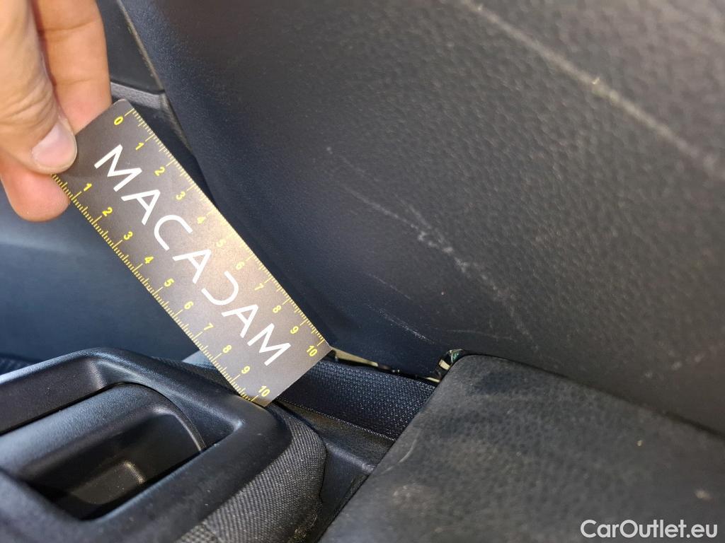  Toyota  C-HR TOYOTA  / 2016 / 5P / SUV 2.0 HYBRIDE 184 DYN BUS STAGE ACA / VO RECONDITIONNE - PHOTOS AVANT RECONDITIONNEMENT #10