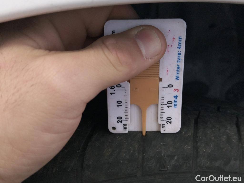  Toyota  Yaris TOYOTA  / 2017 / 5P / berlina con portón 1.5 100H Active #6