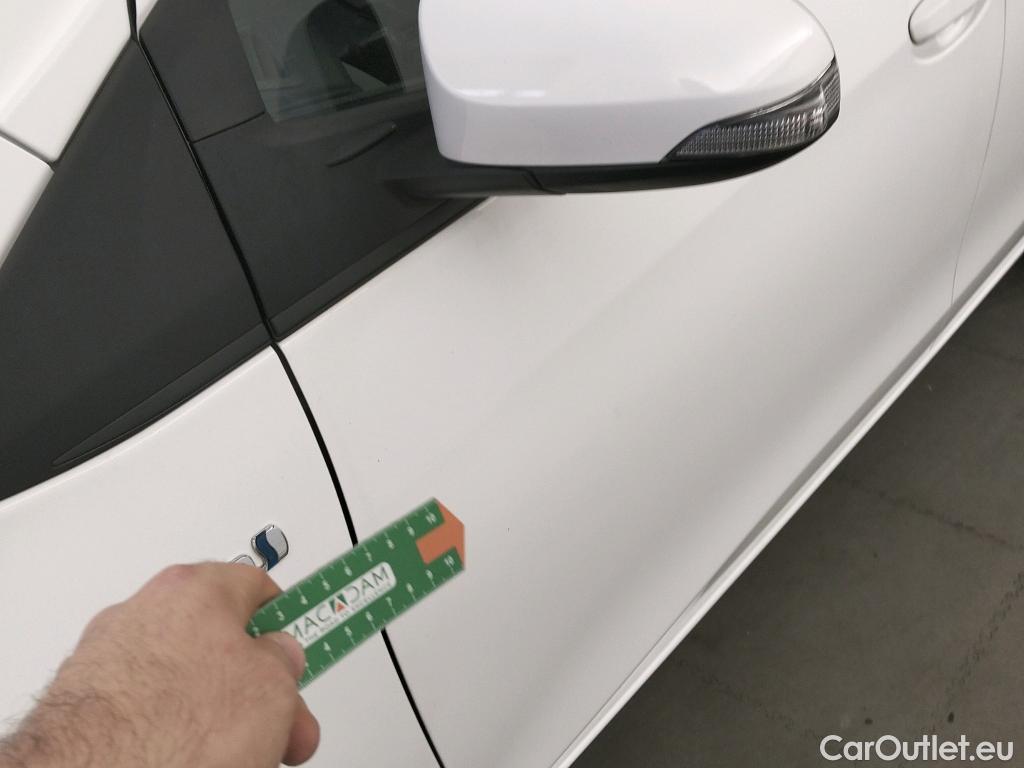  Toyota  Yaris TOYOTA  / 2017 / 5P / berlina con portón 1.5 100H Active #5