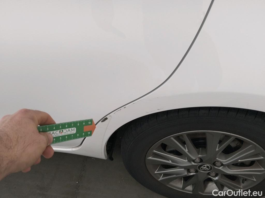  Toyota  Yaris TOYOTA  / 2017 / 5P / berlina con portón 1.5 100H Active #2