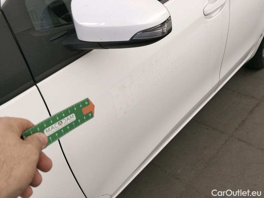  Toyota  Yaris TOYOTA  / 2017 / 5P / berlina con portón 1.5 100H Active #3