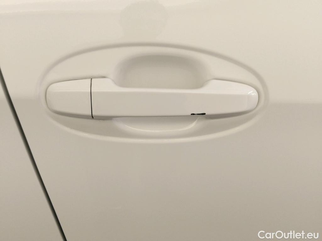  Toyota  Yaris TOYOTA  / 2017 / 5P / berlina con portón 1.5 100H Active #11