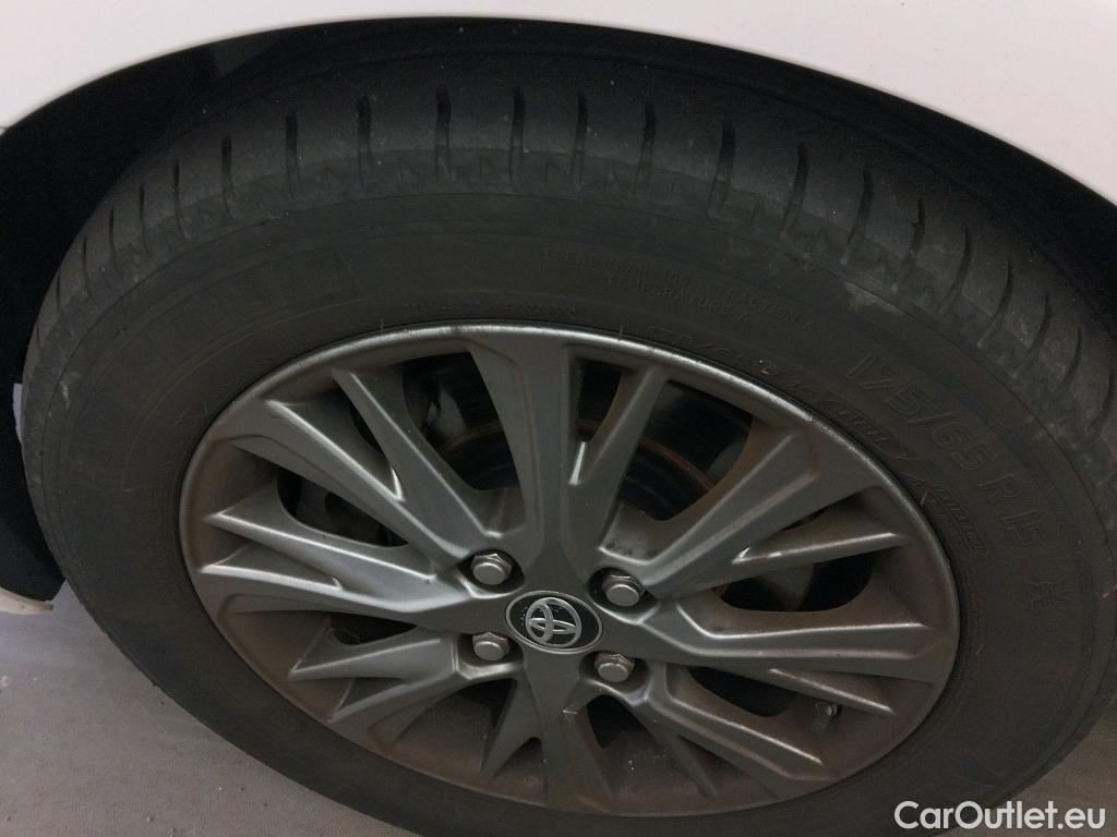  Toyota  Yaris TOYOTA  / 2017 / 5P / berlina con portón 1.5 100H Active #5