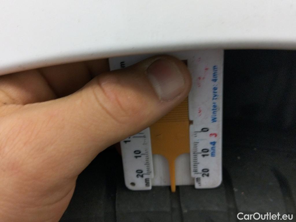  Toyota  Yaris TOYOTA  / 2017 / 5P / berlina con portón 1.5 100H Active #6