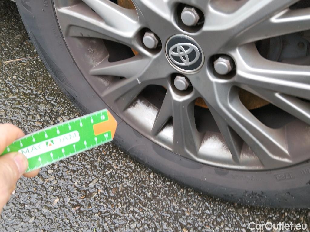  Toyota  Yaris TOYOTA  / 2017 / 5P / berlina con portón 1.5 100H Active #10