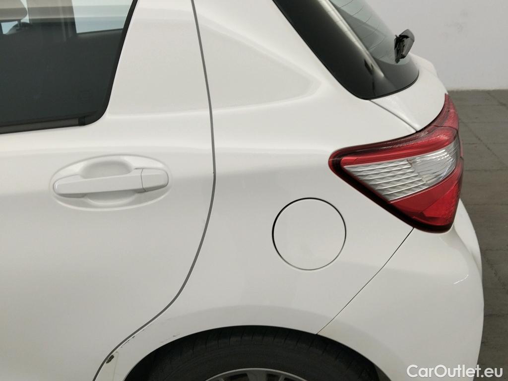  Toyota  Yaris TOYOTA  / 2017 / 5P / berlina con portón 1.5 100H Active #1
