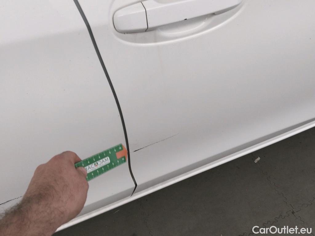  Toyota  Yaris TOYOTA  / 2017 / 5P / berlina con portón 1.5 100H Active #4