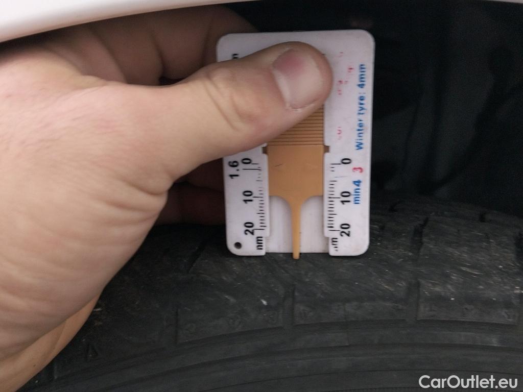  Toyota  Yaris TOYOTA  / 2017 / 5P / berlina con portón 1.5 100H Active #4