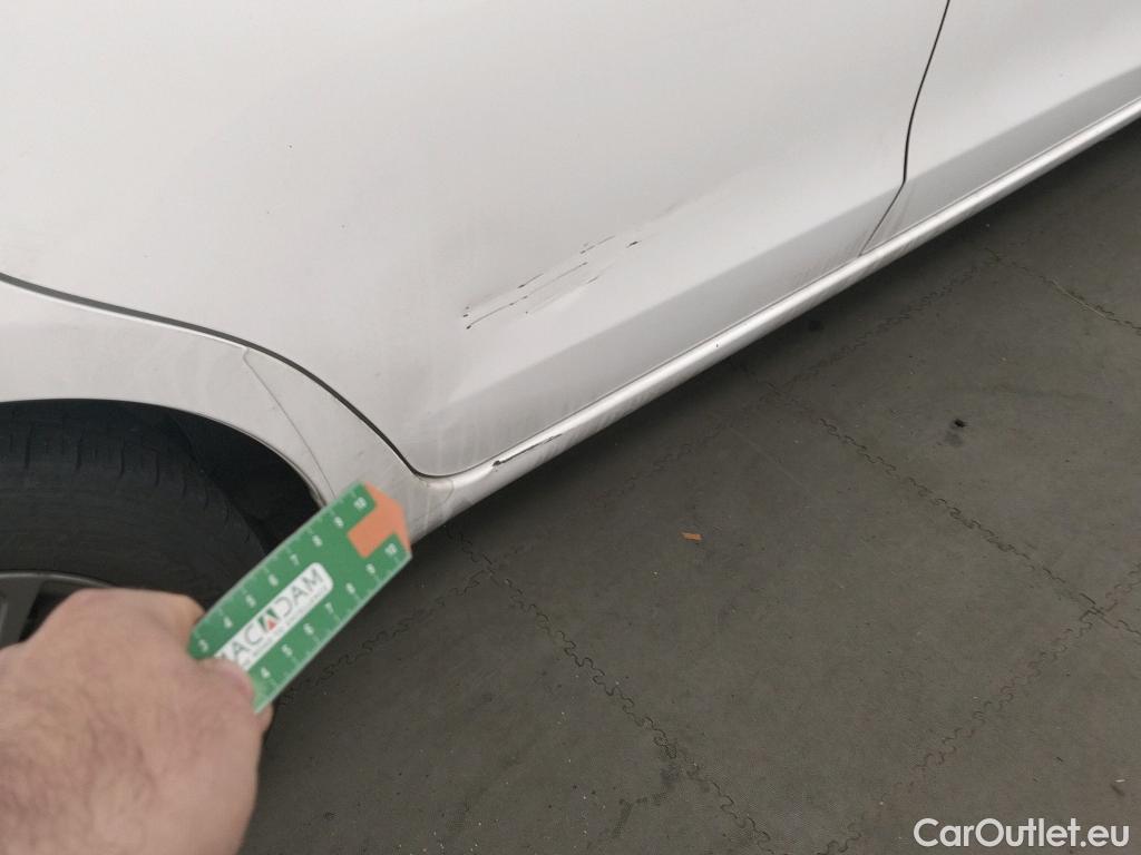  Toyota  Yaris TOYOTA  / 2017 / 5P / berlina con portón 1.5 100H Active #4