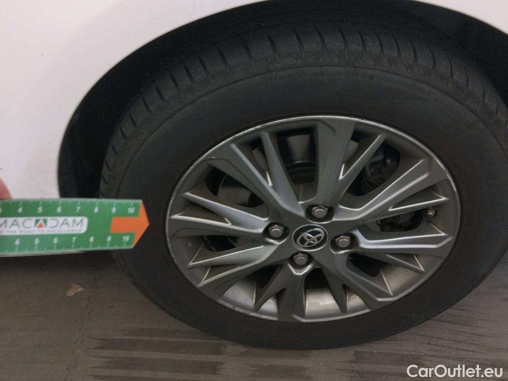  Toyota  Yaris TOYOTA  / 2017 / 5P / berlina con portón 1.5 100H Active #2