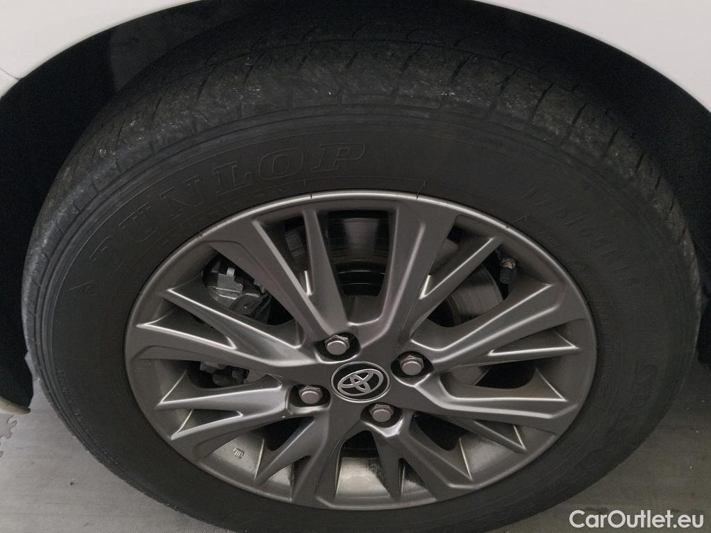  Toyota  Yaris TOYOTA  / 2017 / 5P / berlina con portón 1.5 100H Active #3