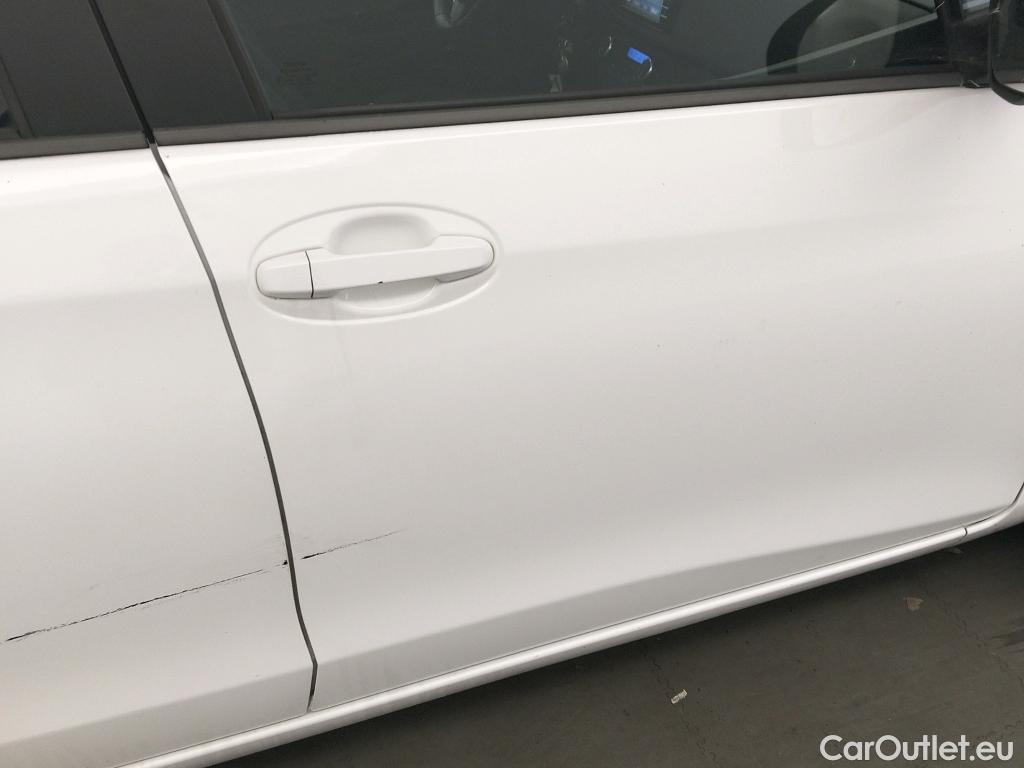  Toyota  Yaris TOYOTA  / 2017 / 5P / berlina con portón 1.5 100H Active #3