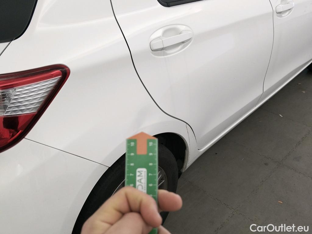  Toyota  Yaris TOYOTA  / 2017 / 5P / berlina con portón 1.5 100H Active #2