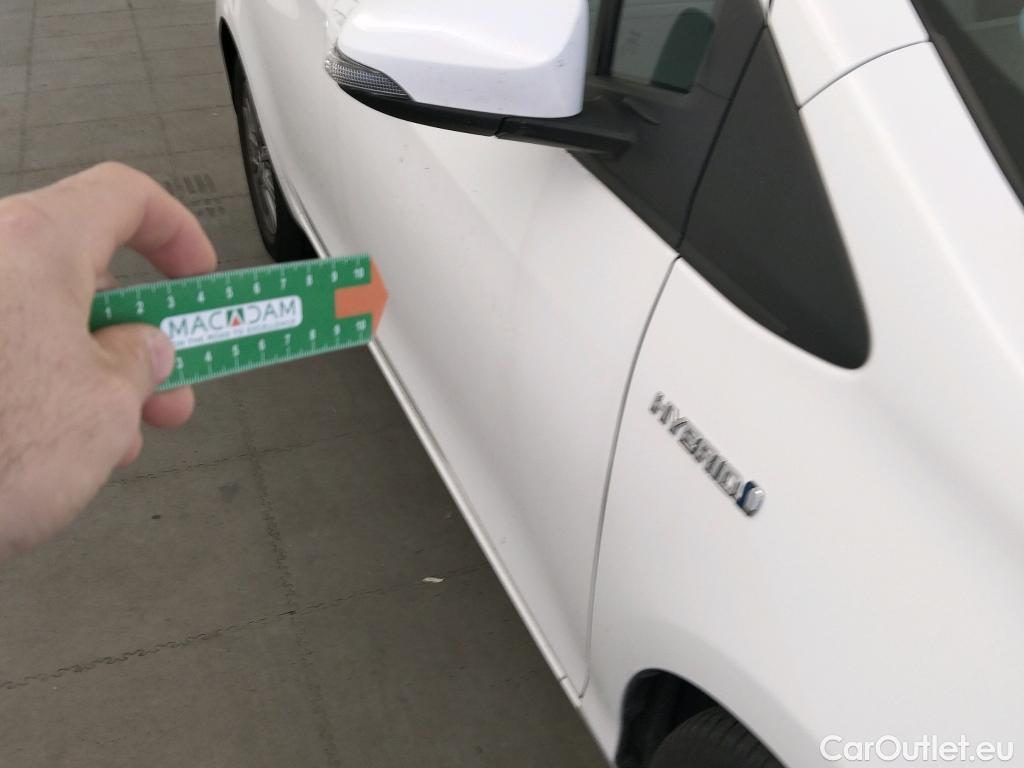  Toyota  Yaris TOYOTA  / 2017 / 5P / berlina con portón 1.5 100H Active #4