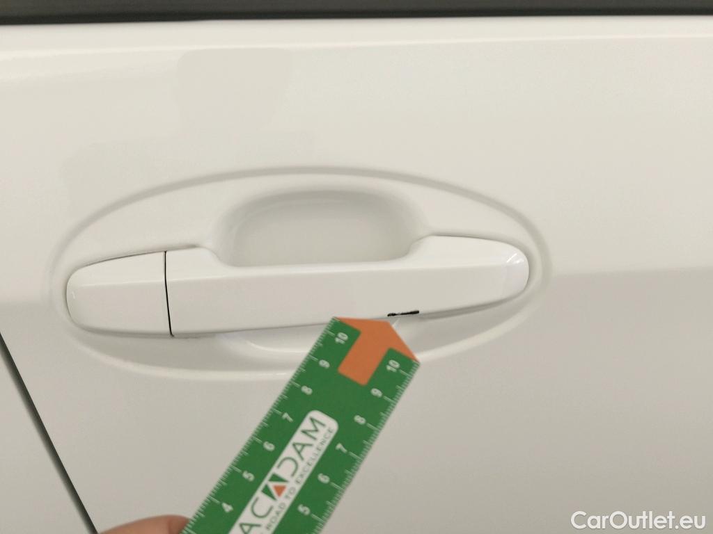  Toyota  Yaris TOYOTA  / 2017 / 5P / berlina con portón 1.5 100H Active #12