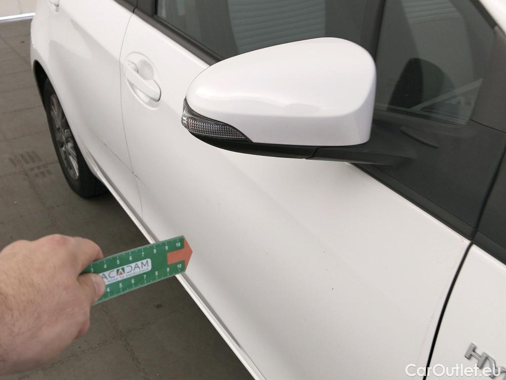  Toyota  Yaris TOYOTA  / 2017 / 5P / berlina con portón 1.5 100H Active #6