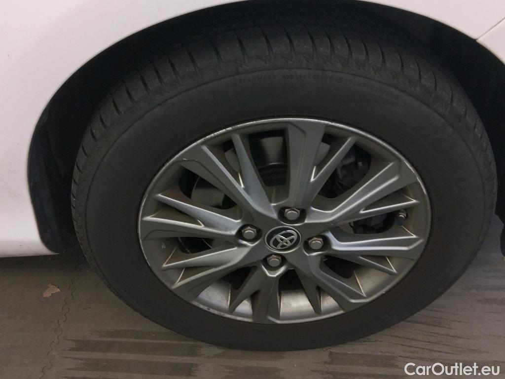  Toyota  Yaris TOYOTA  / 2017 / 5P / berlina con portón 1.5 100H Active #1