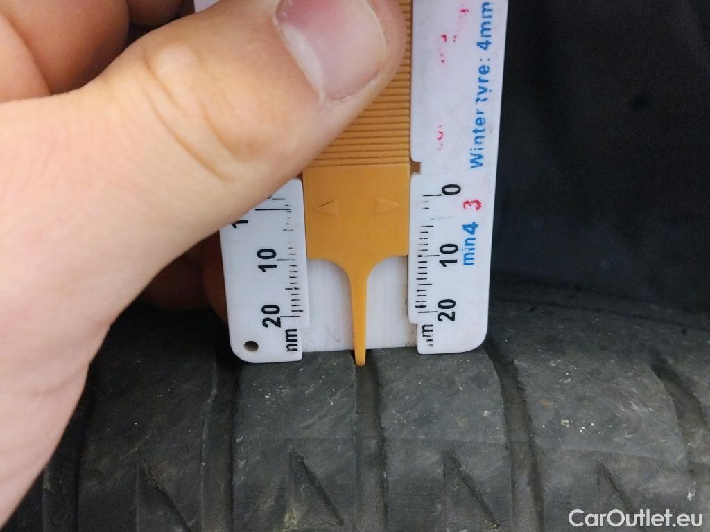  Toyota  Yaris TOYOTA  / 2017 / 5P / berlina con portón 1.5 100H Active #10