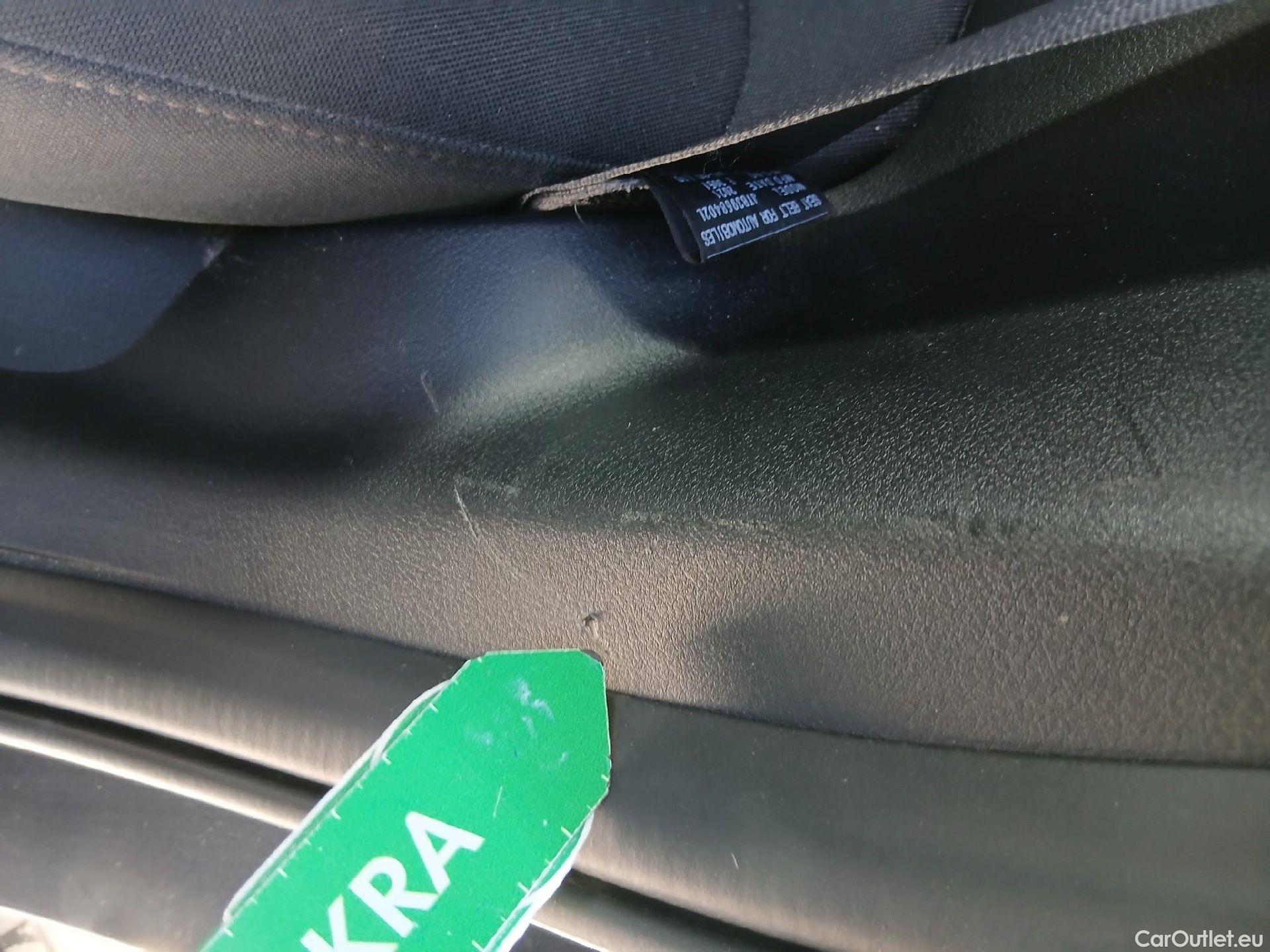  Mazda  3 MAZDA Mazda / 2019 / 4P / sedán 2.0 e-SKYACTIV-G 88KW ZENITH #2