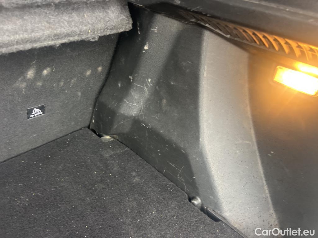  Peugeot  2008 PEUGEOT  / 2019 / 5P / todoterreno Allure Pack Puretech 130 S&S EAT8 (AC) #10