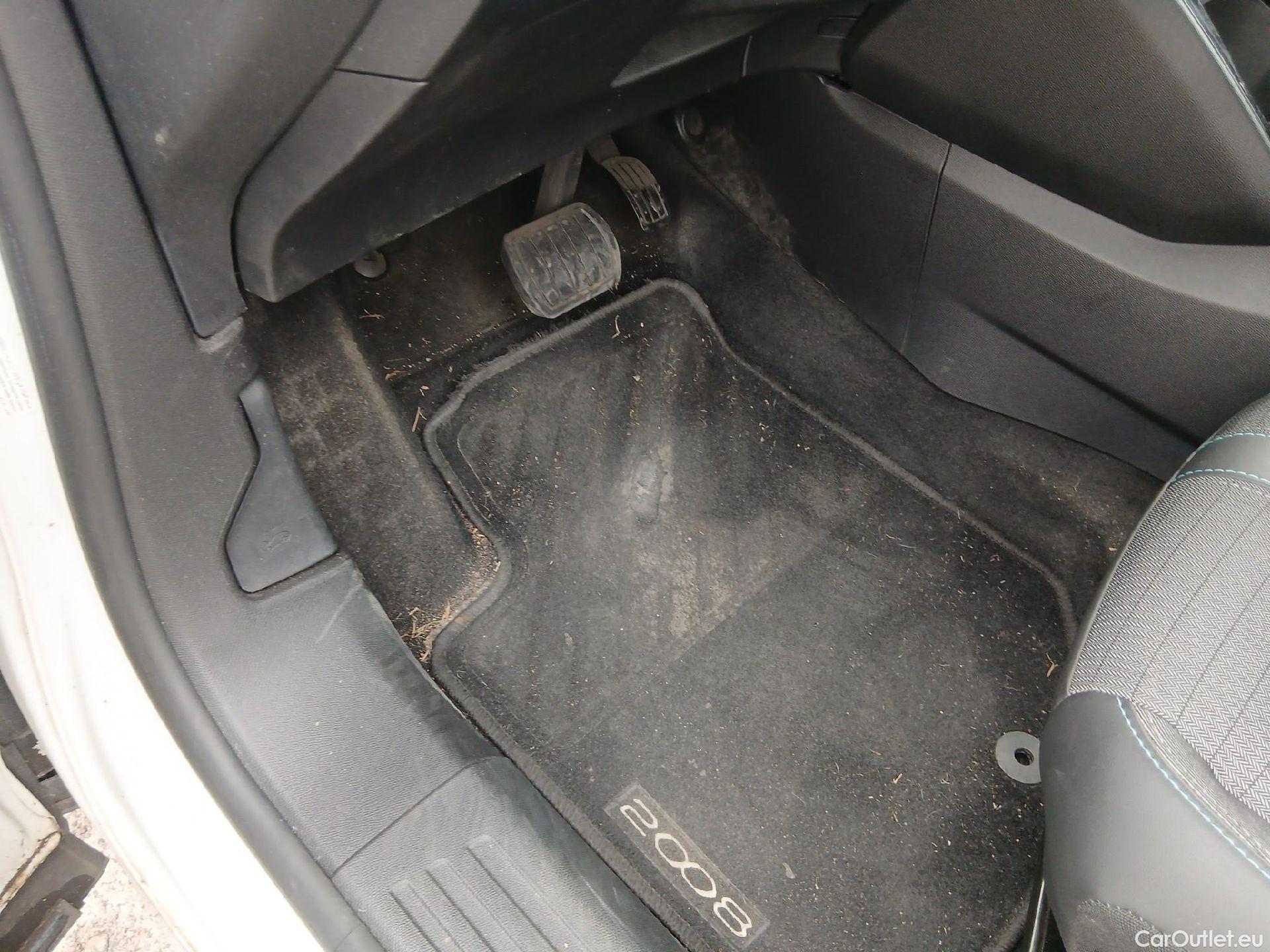  Peugeot  2008 PEUGEOT  / 2019 / 5P / todoterreno Allure BlueHDI 130 S&S EAT8 #17