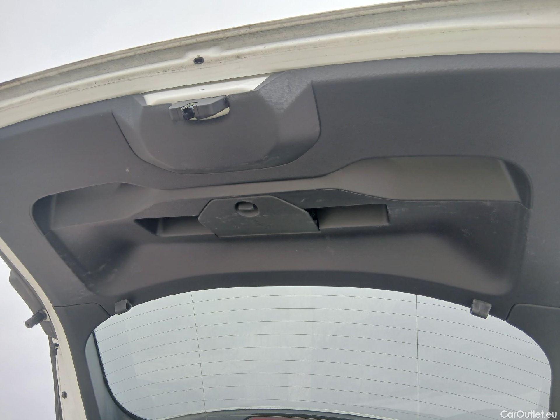  Peugeot  2008 PEUGEOT  / 2019 / 5P / todoterreno Allure BlueHDI 130 S&S EAT8 #31