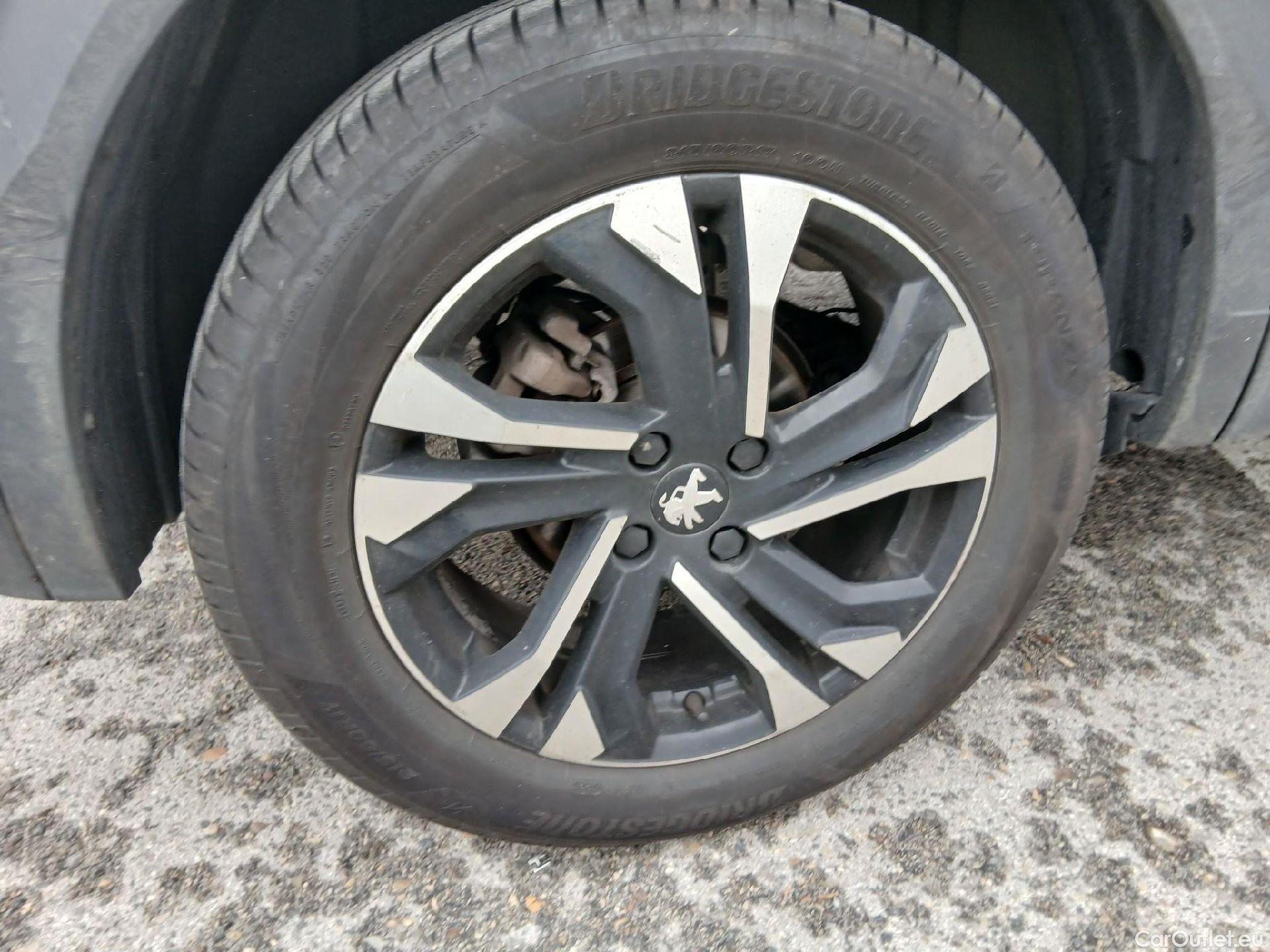  Peugeot  2008 PEUGEOT  / 2019 / 5P / todoterreno Allure BlueHDI 130 S&S EAT8 #36