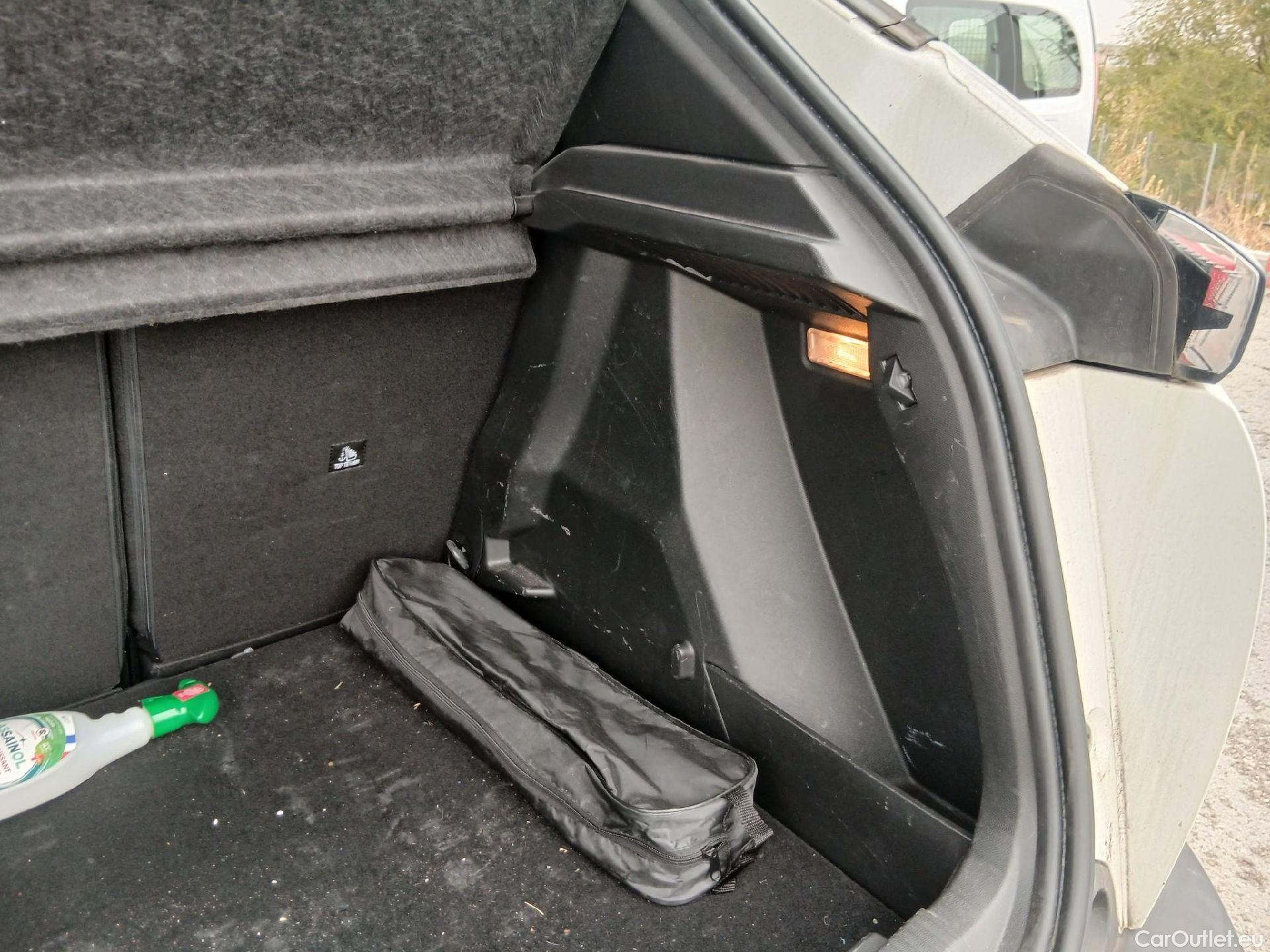  Peugeot  2008 PEUGEOT  / 2019 / 5P / todoterreno Allure BlueHDI 130 S&S EAT8 #32