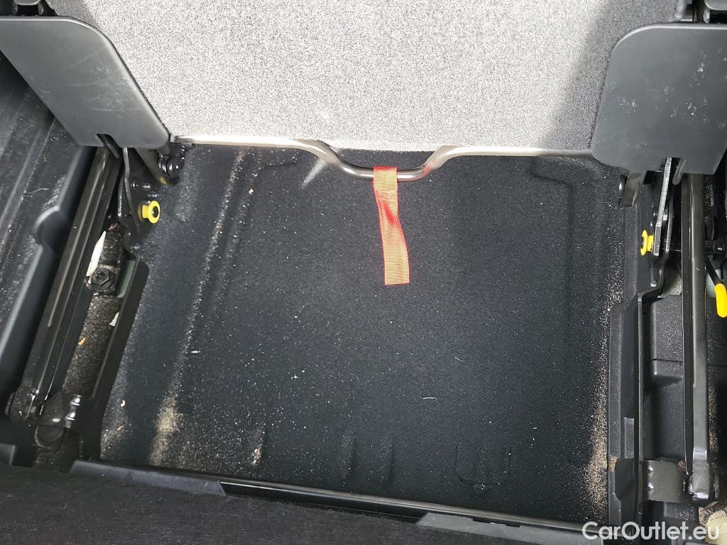  Peugeot  5008 PEUGEOT  / 2020 / 5P / todoterreno 1.5 BlueHDi 96kW S&S Allure Pack EAT8 #9