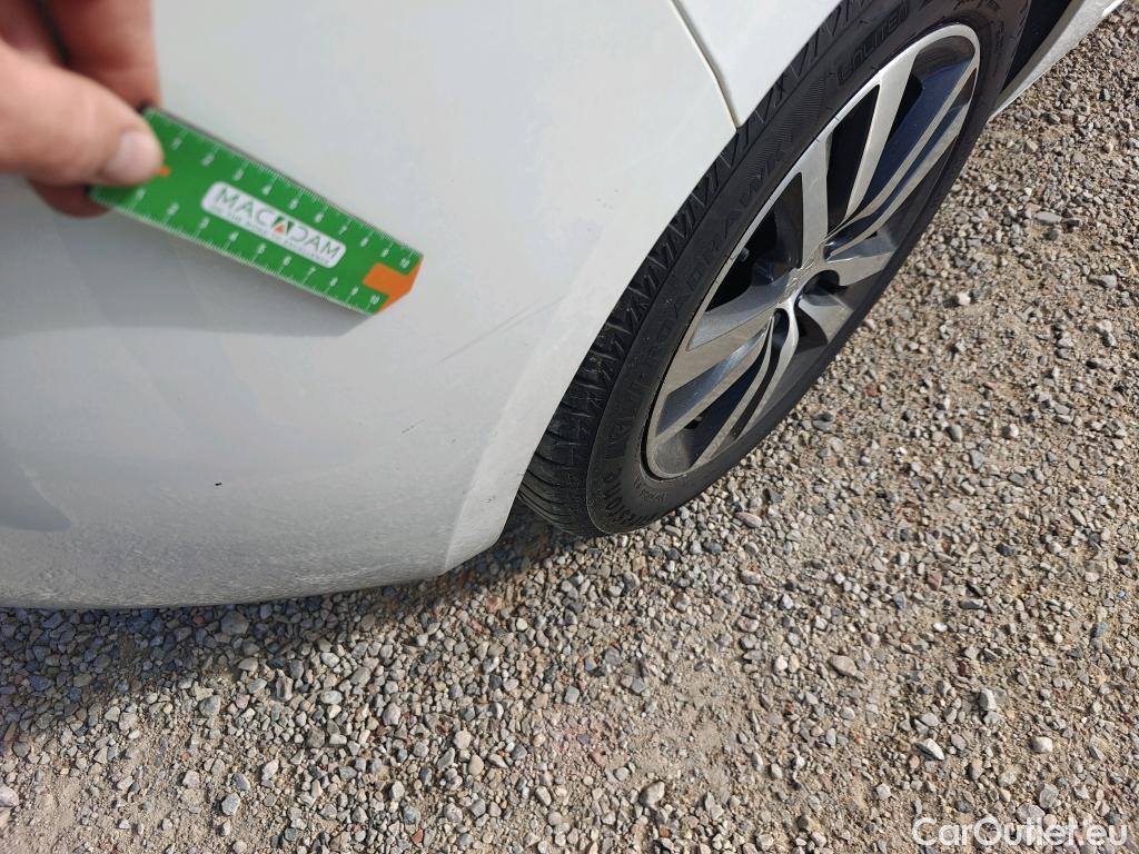  Peugeot  308 PEUGEOT  / 2017 / 5P / berlina con portón 5p Style BlueHDi 130 S&S #15