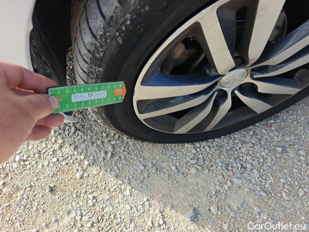  Peugeot  308 PEUGEOT  / 2017 / 5P / berlina con portón 5p Style BlueHDi 130 S&S #19