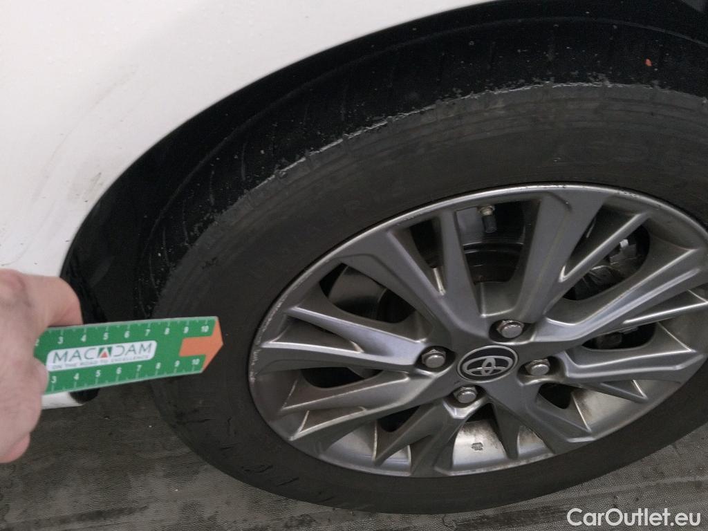  Toyota  Yaris TOYOTA  / 2017 / 5P / berlina con portón 1.5 100H Active #2