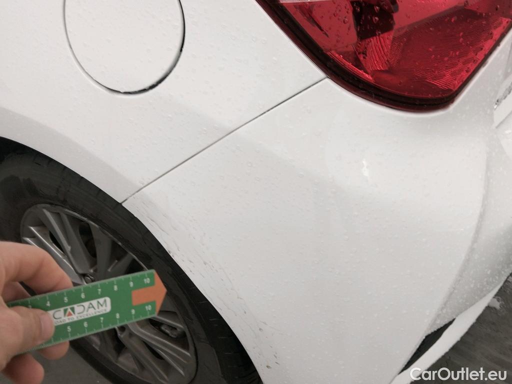  Toyota  Yaris TOYOTA  / 2017 / 5P / berlina con portón 1.5 100H Active #4